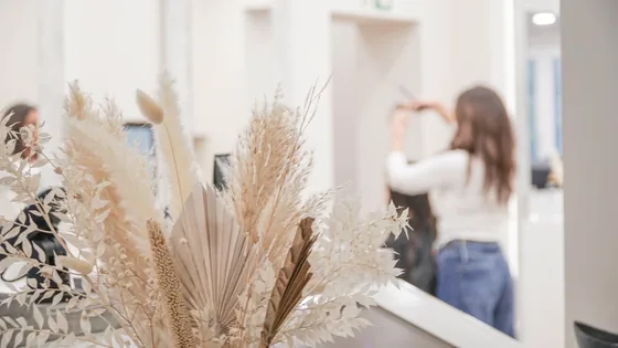 Blick durch den Salon zum Bedienplatz
