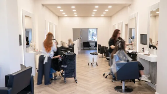 Bedienplätze im Salon von PAVO Friseure