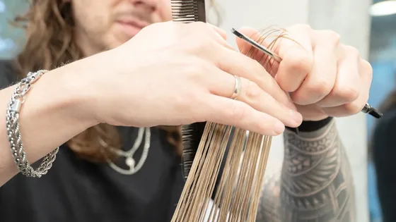 Schnitttechnik an langem Haar
